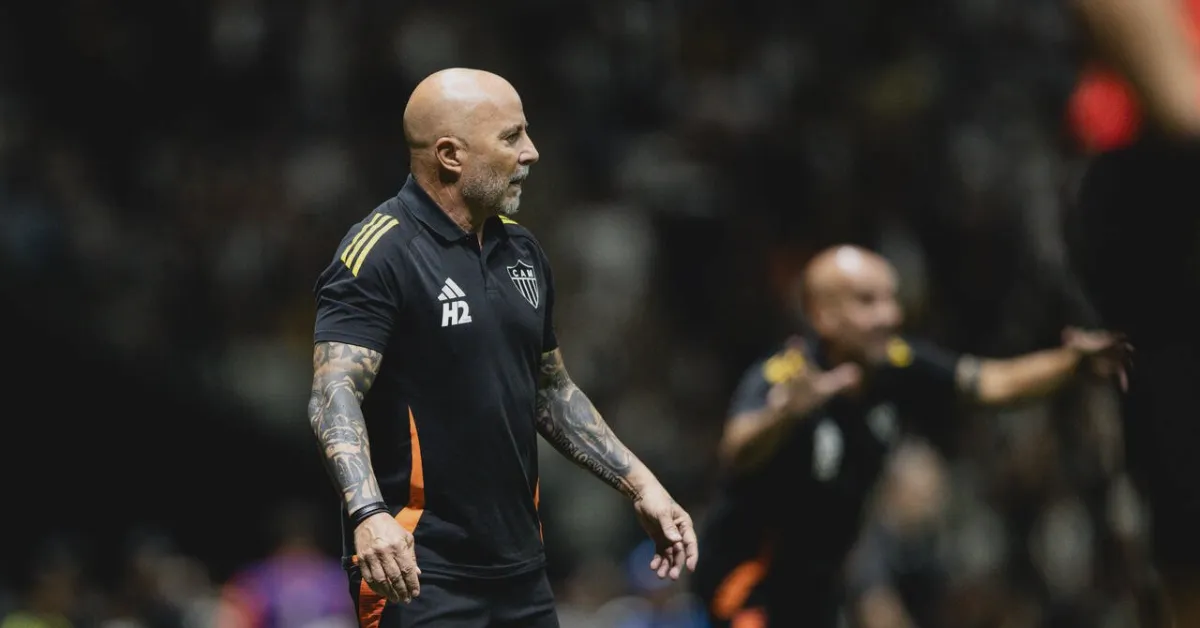 Sampaoli e o Galo: A Derrota na Sul-Americana e a Continuidade do Jejum de Títulos
