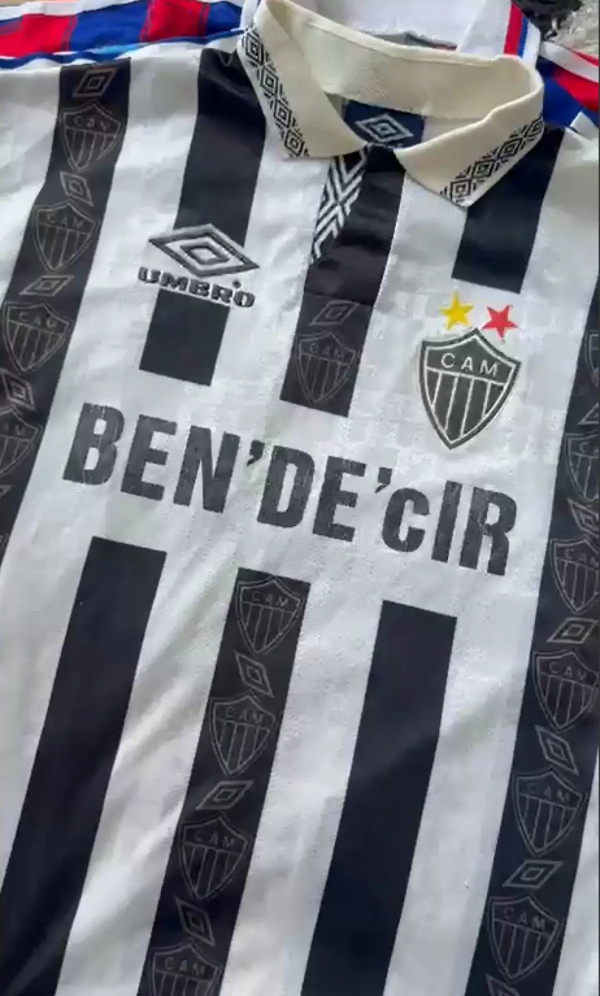 Preciso de ajuda para identificar uma camisa do Galo